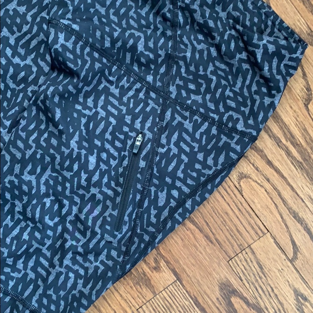 Grey & Black print Size 6 Lululemon Crop - Picture 3 of 7